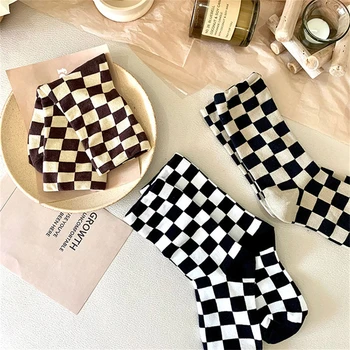 Модната тенденция е Черно-бяла Шахматна мрежа Високи Чорапи за жени с Нестандартен Забавни Бомбас Сутулые Щастливи Чорапи за момичета calcetines