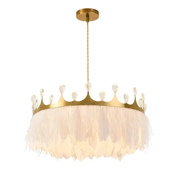 Стая Креативна Crystal Crown Полилей от Пера Лампа Топла и Романтична Главна Спалня на Принцеса Лампа за Украса на Стаята Светлини